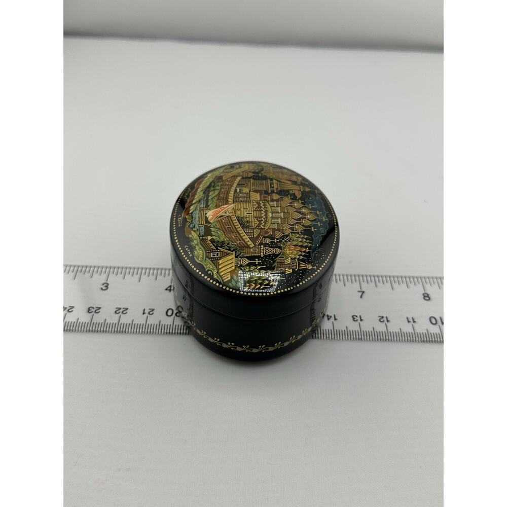 Russian Lacquer Papier Mache Box Kholui Village Scene Oval Signed - Picture 8 of 9